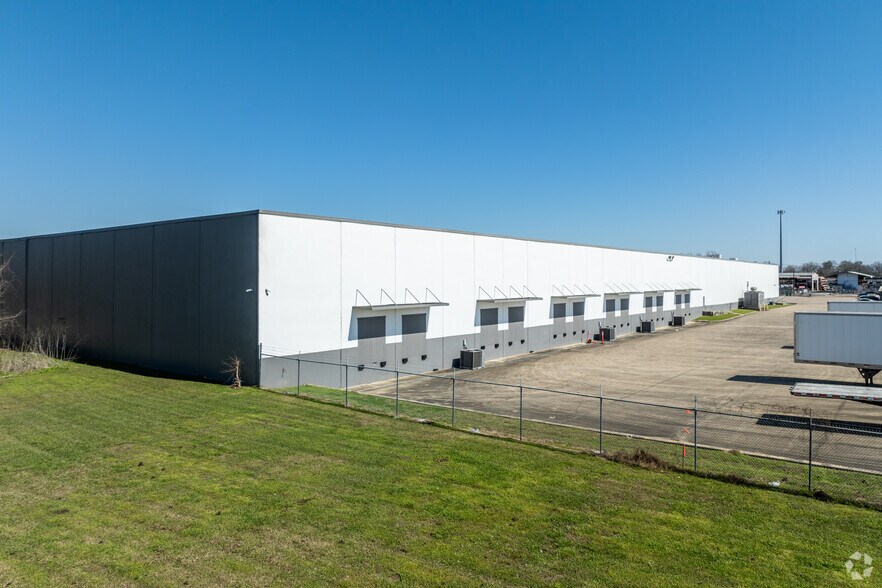 More Photos Of 650 S 23rd St, Beaumont Warehouse For Lease