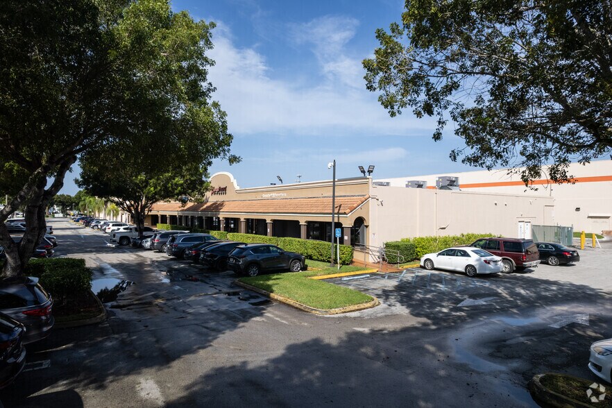 More Photos Of 13593-13595 S Dixie Hwy, Miami Bank For Lease