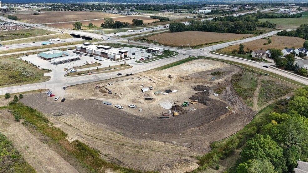 More Photos Of 10100 Plum Dr, Urbandale Restaurant For Lease