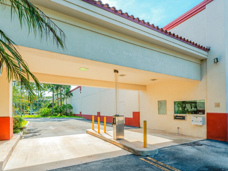 More Photos Of 6980 W Commercial Blvd, Lauderhill Drugstore For Lease