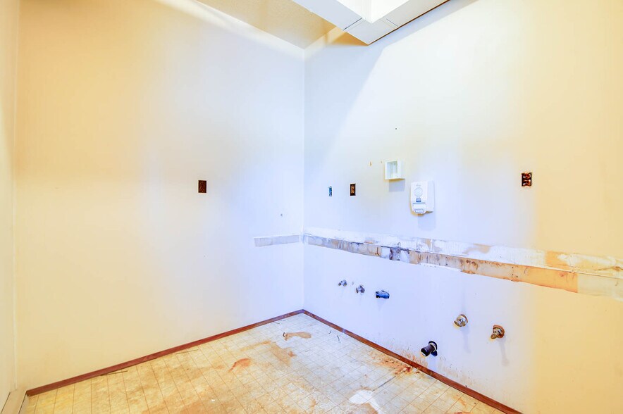 More Photos Of 4918 Napier St, Port Alberni Flex For Sale