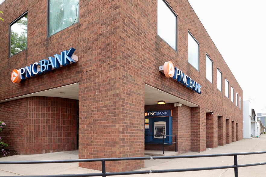 More Photos Of 200 W Broad St, Hazleton Bank For Lease