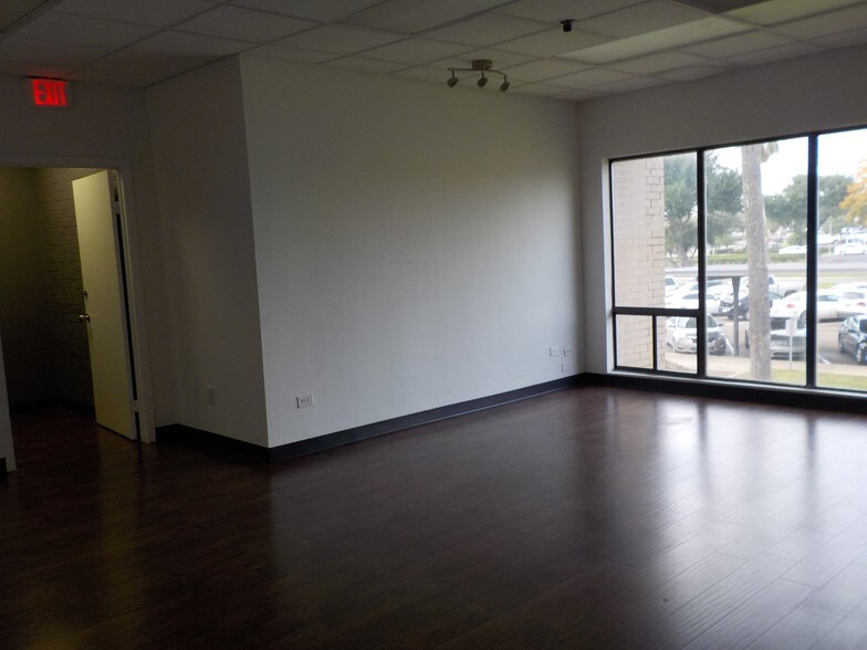More Photos Of 3700 N 10th St, McAllen Office For Lease