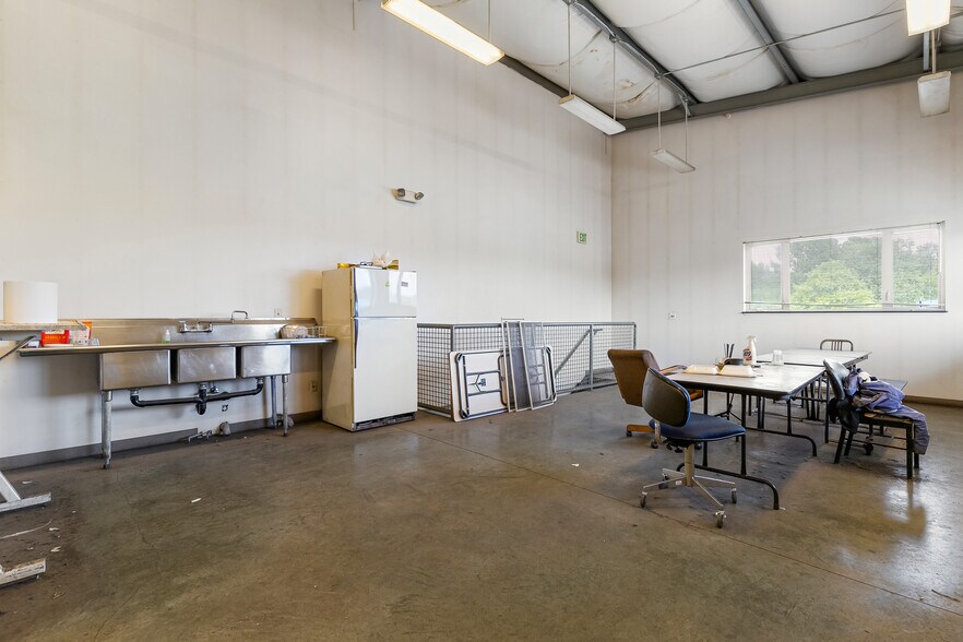 More Photos Of 7135 Delta Line Rd, Ferndale Warehouse For Sale