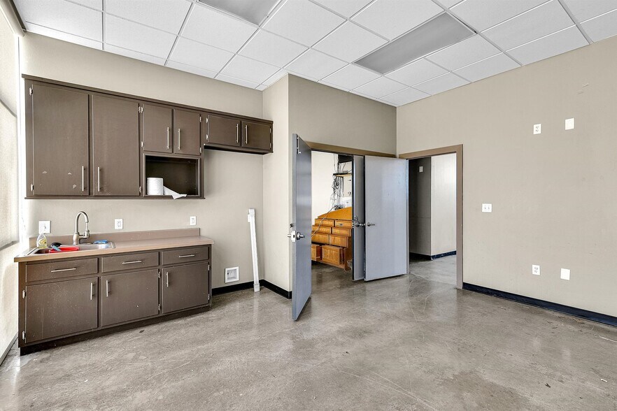 More Photos Of 1713 Park Pl, College Station General Retail For Lease