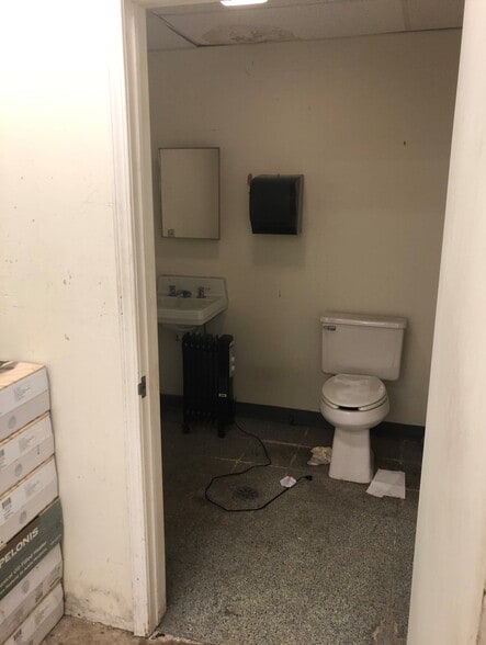 More Photos Of 8727-8735 S Cicero Ave, Hometown Unknown For Lease