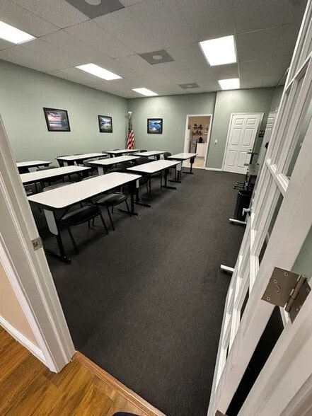 More Photos Of 1601-1619 NW Federal Hwy, Stuart Storefront Retail Office For Lease