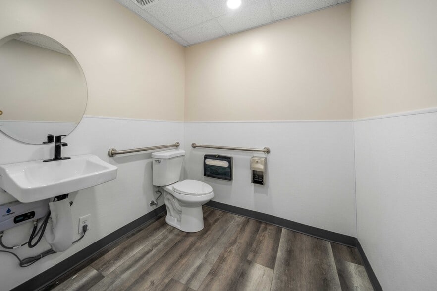 More Photos Of 465 E Palmdale Blvd, Palmdale Loft Creative Space For Lease