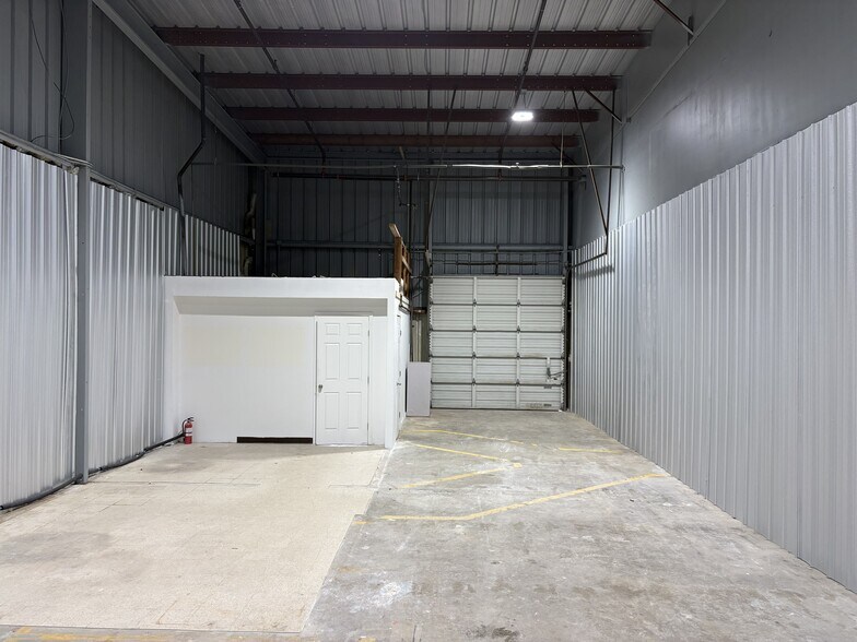 More Photos Of 5904 Financial Plz, Shreveport Industrial For Lease