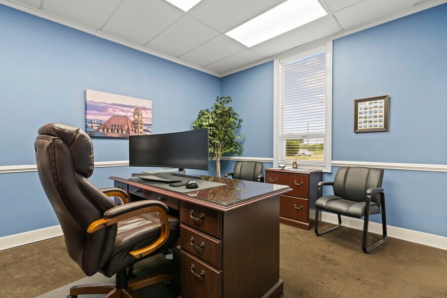 More Photos Of 1001 E 4th St, Richmond Showroom For Lease