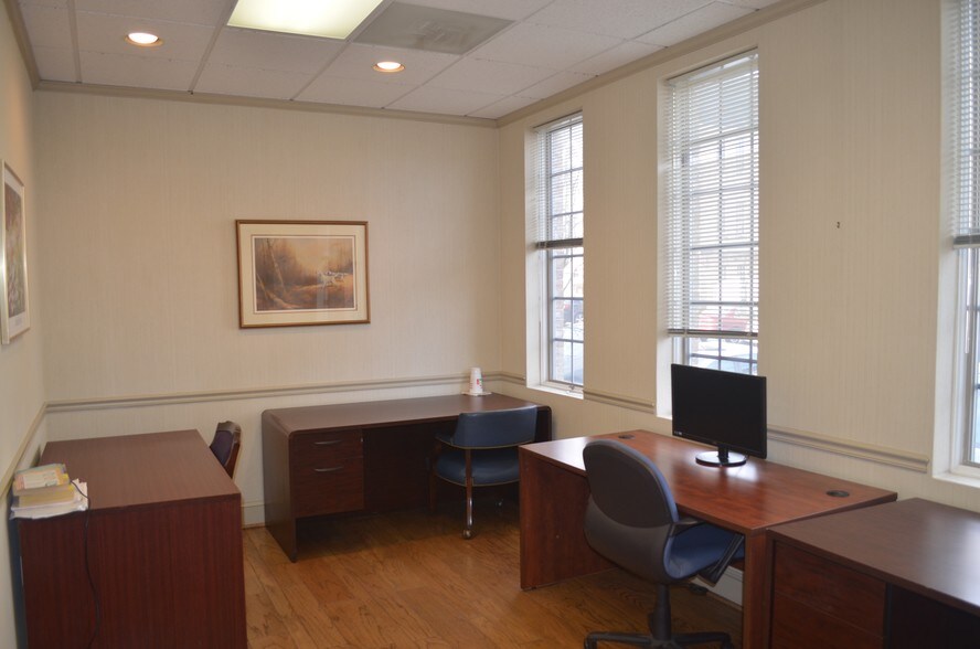 More Photos Of 3923 Blenheim Blvd, Fairfax Medical For Sale