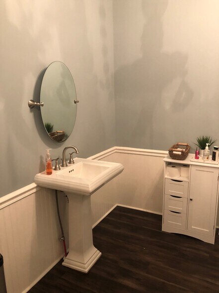 More Photos Of 514 Beatties Ford Rd, Charlotte Office For Sale