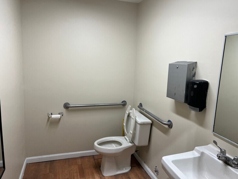 More Photos Of 8890-8942 Goodsite Dr, Hamilton Warehouse For Lease