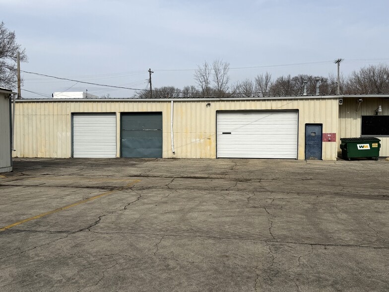 More Photos Of 1921 Broadway, Rockford General Retail For Sale