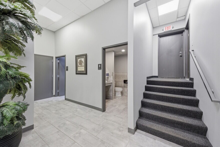 More Photos Of 326 SE Douglas St, Lees Summit Office For Sale
