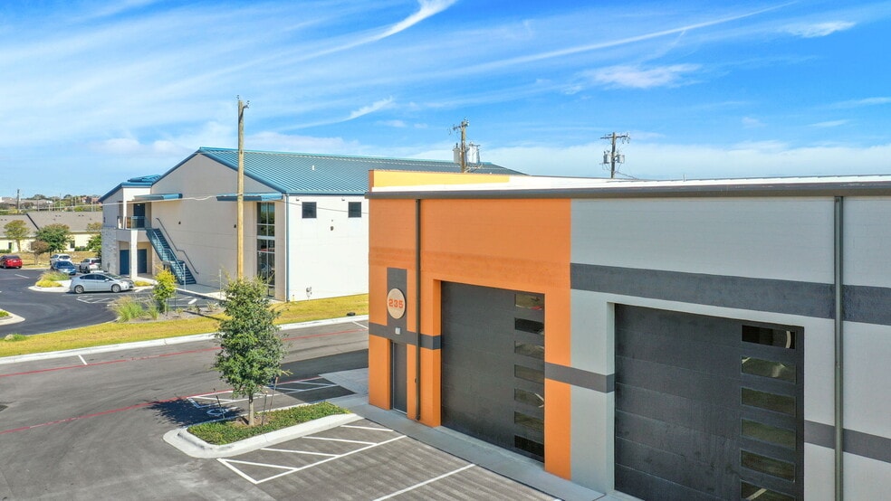 More Photos Of 2100 Double Creek Dr, Round Rock Warehouse For Lease