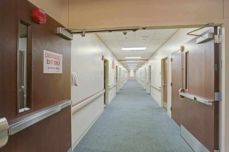 More Photos Of 505 Graham Dr, Tomball Hospital For Lease