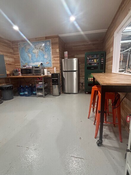 More Photos Of 3305-3311 Grande Vista Dr, Newbury Park Warehouse For Lease