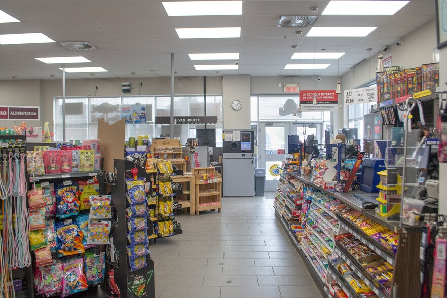 More Photos Of 680 Av Gilles-Villeneuve, Berthierville General Retail For Sale