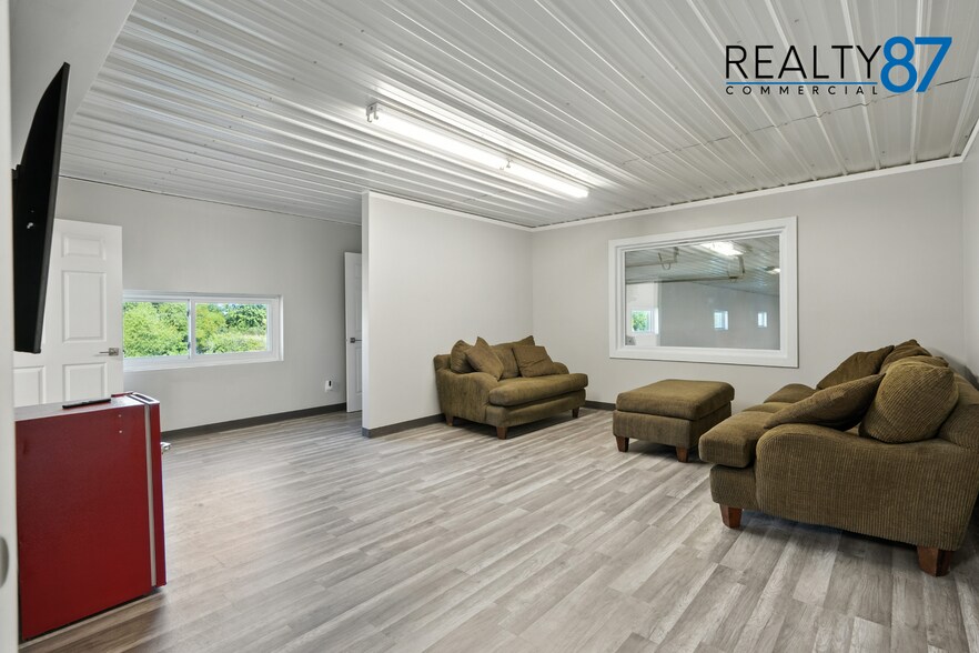 More Photos Of 2700 Stonegate Ct, Hiawatha Showroom For Sale