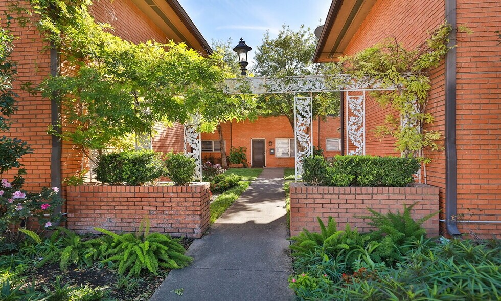 More Photos Of 714-724 E 11th St, Houston Apartments For Sale