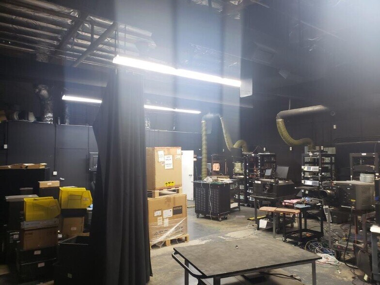 More Photos Of 1020 Chestnut St, Burbank Light Distribution For Lease