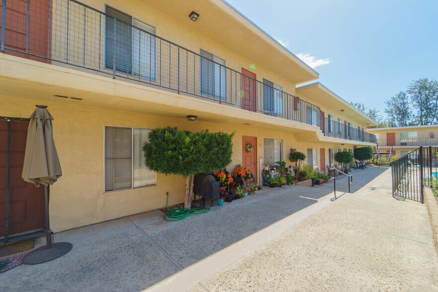 More Photos Of 12430 Oak Knoll Rd, Poway Apartments For Sale