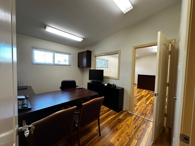 More Photos Of 3909 Ocean View Blvd, Montrose Medical For Lease