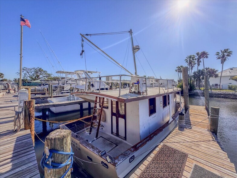 More Photos Of 17671-17681 San Carlos Blvd, Fort Myers Marina For Sale