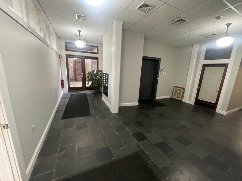 More Photos Of 15 Railroad Ave, Kingston Office For Lease