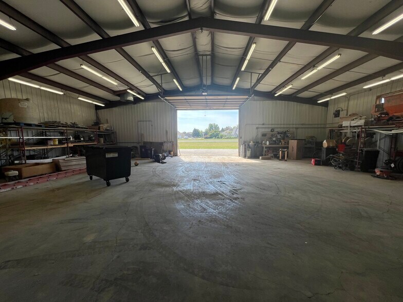 More Photos Of 1730 W Church St, Sandwich Auto Repair For Sale