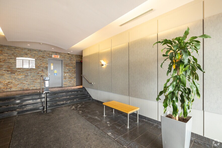 More Photos Of 2 St de la Place du Commerce, Brossard Office For Lease