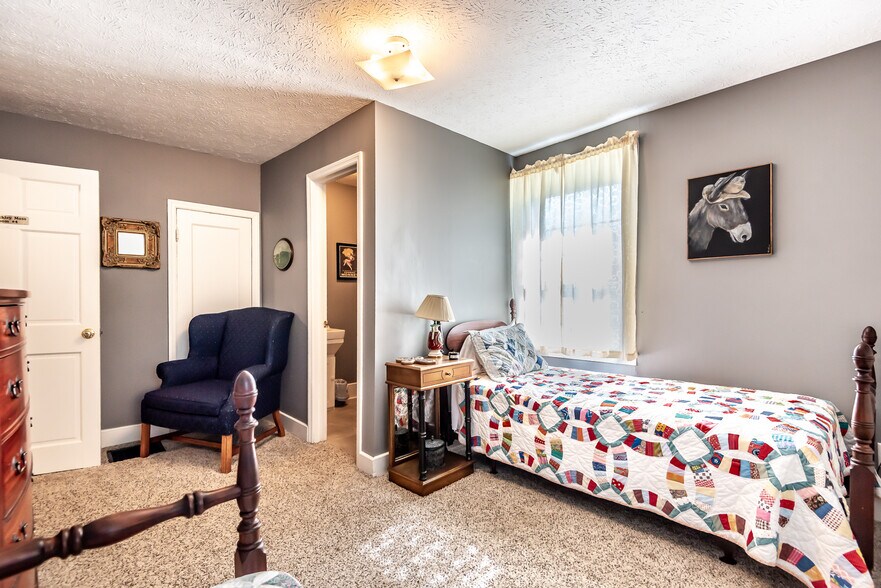 More Photos Of 129 N Main St, Waynesville Specialty For Sale