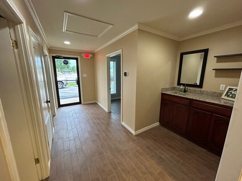 More Photos Of 5424 W Oak St, Palestine Showroom For Lease