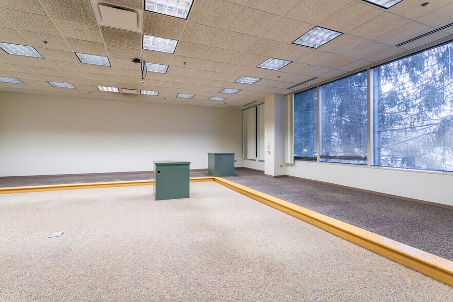 More Photos Of 4 Overlook Pt, Lincolnshire Office For Lease