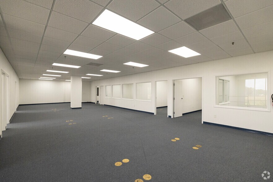 More Photos Of 6708 Harney Rd, Tampa Distribution For Lease