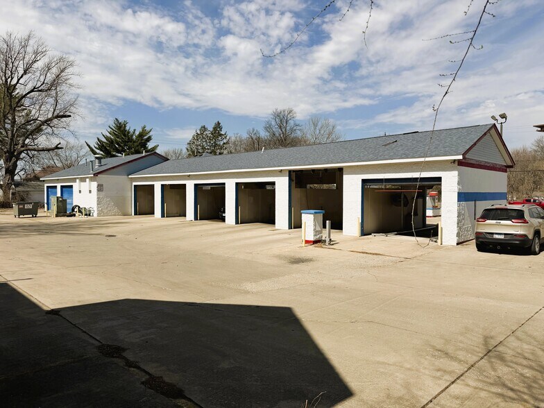 More Photos Of 300 N Grand Ave W, Springfield General Retail For Sale