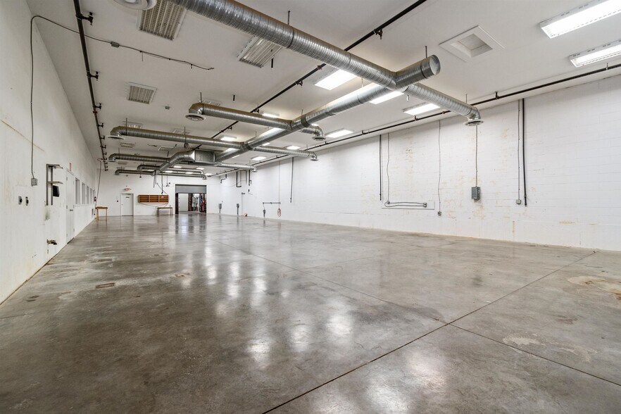 More Photos Of 46160 Fifth Ave, Chilliwack Service For Lease