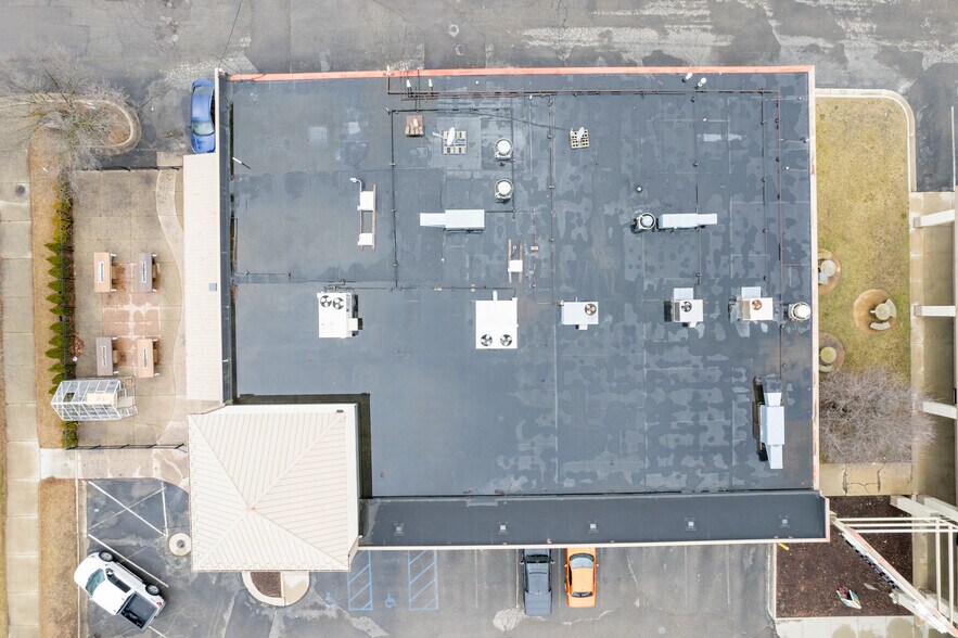 More Photos Of 47300-47528 Pontiac Trl, Wixom Unknown For Lease