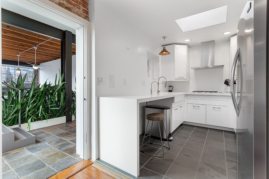 More Photos Of 1322 Innes Pl, Venice Office Residential For Sale