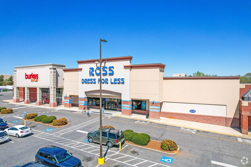 More Photos Of 3016-3030 E Franklin Blvd, Gastonia General Retail For Lease