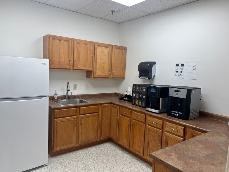 More Photos Of 45 Connair Rd, Orange Light Manufacturing For Lease