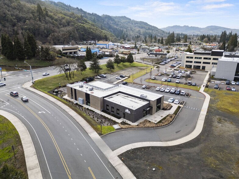 More Photos Of 722 W Harvard Ave, Roseburg Storefront Retail Office For Sale