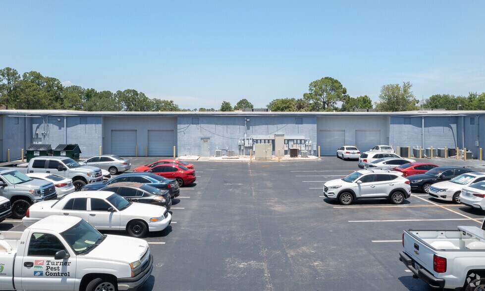 More Photos Of 8400 Baymeadows Way, Jacksonville Showroom For Lease