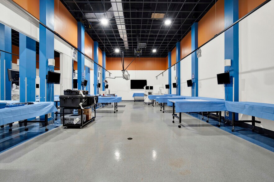 More Photos Of 8850 NW 20th St, Doral Light Manufacturing For Sale