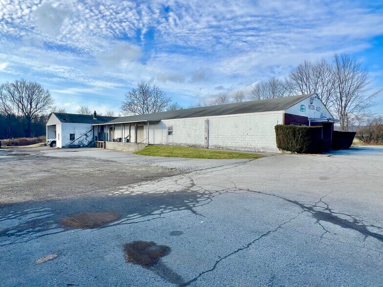 More Photos Of 2003 NY-82, Lagrangeville Showroom For Sale