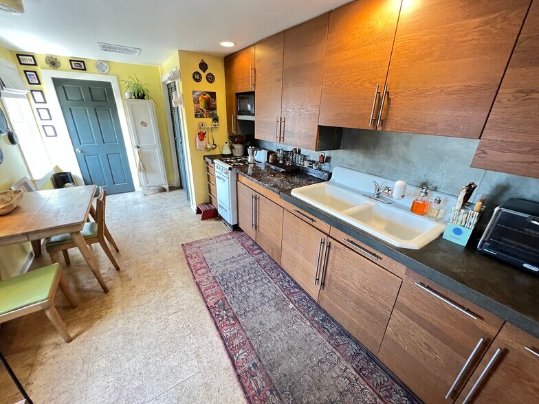 More Photos Of 1438-1442 Light St, Baltimore Showroom For Sale