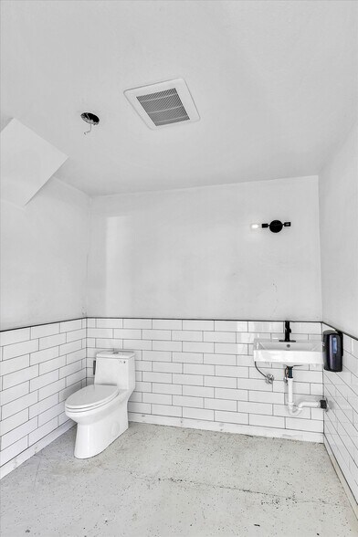 More Photos Of 9808 17th Ave SW, Seattle General Retail For Lease