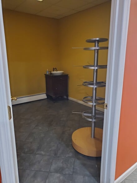 More Photos Of 235 Deer Park Ave, Babylon General Retail For Lease