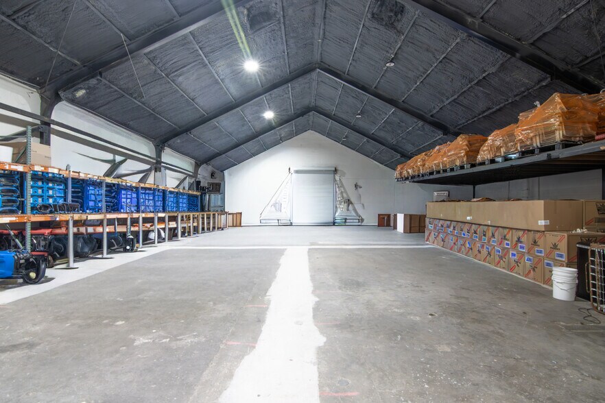 More Photos Of 3284 Morris St, Saint Petersburg Warehouse For Lease